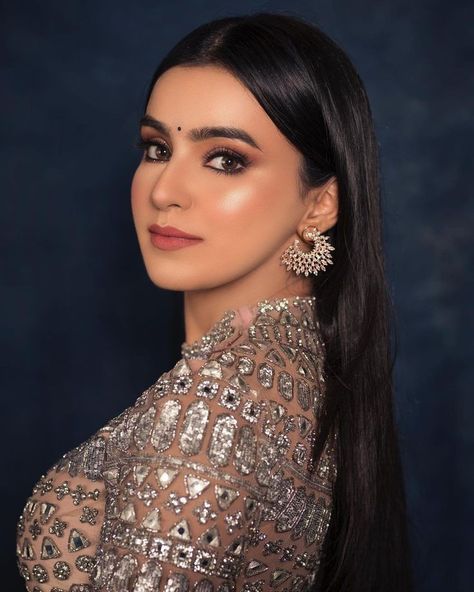 Subtle Makeup For Wedding, Brown Gown Makeup Look, Girlish Makeup For Wedding, Soft Glam Makeup For Engagement, Glam Makeup Indian Skin, Blue Suit Makeup Look Indian, Subtle Indian Makeup, Indian Wedding Makeup Look For Sister, Makeup For Engagement Indian