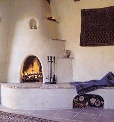 spanish style fireplace Cob Fireplace, Fireplace Alcoves, Beehive Fireplace, Spanish Style Fireplace, Adobe Fireplace, Southwest House, Adobe Interior, Ideas Terraza, Stucco Fireplace