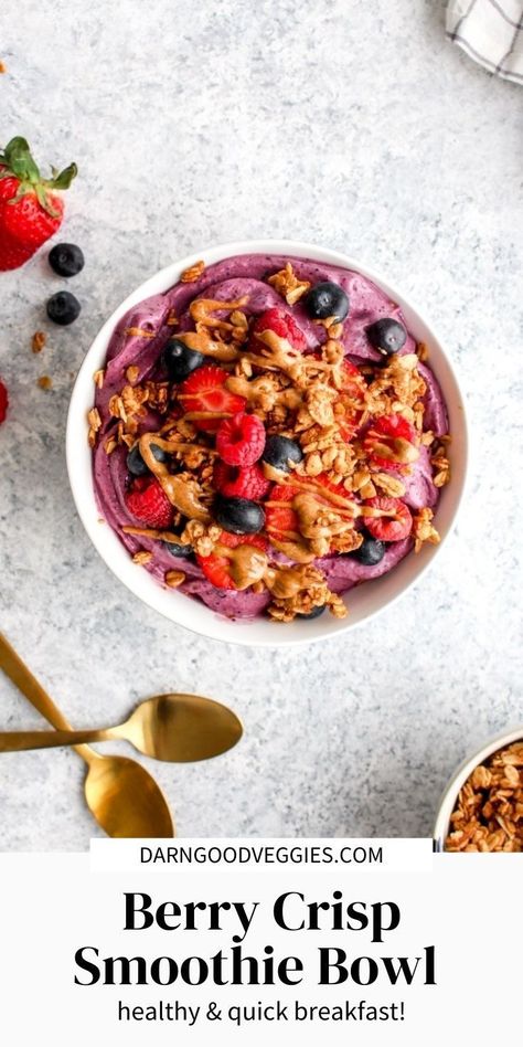 This Berry Crisp Smoothie Bowl is a creamy berry base topped with sweet and crunchy cinnamon granola. A healthy and quick breakfast recipe with meal prep tips! Healthy Plant Based Breakfast, Plant Based Breakfast Recipes, Smoothie Bowl Ingredients, Granola Ingredients, Plant Based Recipes Breakfast, Berry Crisp, Cinnamon Granola, Veggies Recipes, Quick Breakfast Recipes