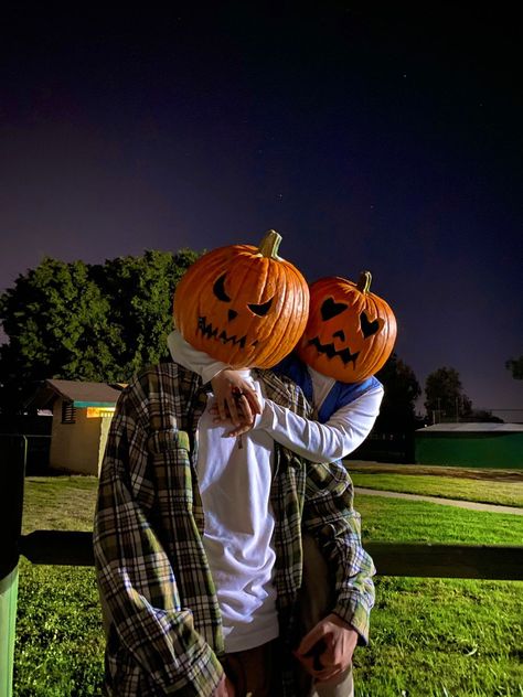 Creative Pumpkin Head Couples Photoshoot IdeasCapture the spooky season with a fun and creative pumpkin head couples photoshoot. Perfect for adding a unique twist to your Halloween memories! 🎃📸✨ #PumpkinHead #CouplesPhotoshoot #HalloweenInspiration #SpookySeason #CreativePhotography Couples Carved Pumpkins, Fall Couple Photos, Pumpkin Heads, Cute Pumpkin Carving, Halloween Date, Halloween Parejas, Pumkin Carving, Pumpkin Pictures, Halloween Photography