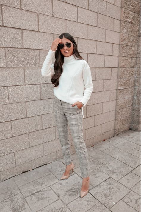 Business Casual Outfits For Women Gray Pants, Fall Outfit Black Dress Pants, Business Professional Outfits Plaid Pants, Big Sweater Work Outfit, Light Plaid Pants Outfit, Plaid Ankle Pants Outfit, Sweaters And Dress Pants, Women Plaid Pants Outfit, Grey Houndstooth Pants Outfit