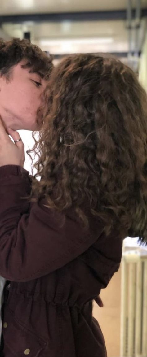 Curly Hair Girlfriend Couple, Curly Hair Pregnant Women, Curly Haired Couple Aesthetic, Curly Couple Aesthetic, Dark Hair Boyfriend, Curly Haired Couple, Curly Hair Couple Aesthetic, Curly Hair Couples, Curly Boyfriend