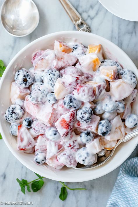 Creamy Fruit Salad - #fruit #salad #recipe #eatwell101 - This sweet and creamy fruit salad is the perfect crowd-pleasing dessert. Combining fresh fruits and berries with a creamy–vanilla dressing, everyone will love this amazing fruit salad! - #recipe by #eatwell101® Fruit Salad With Sour Cream, Thanksgiving Brunch Recipes, Salad With Sour Cream, Creamy Fruit Salad, Jello Fruit Salads, Jello With Fruit, Holiday Dinner Recipes, Creamy Fruit Salads, Thanksgiving Brunch