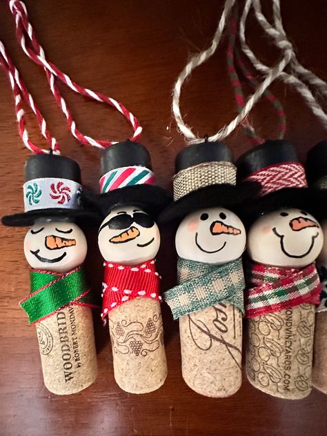 Snowman Wine Cork, Wine Cork Christmas Ornaments, Cork Christmas Ornaments, Cork Snowman, Christmas Ornaments Unique, Wine Cork Christmas, Wine Cork Crafts Christmas, Cork Christmas, Cork Crafts Christmas