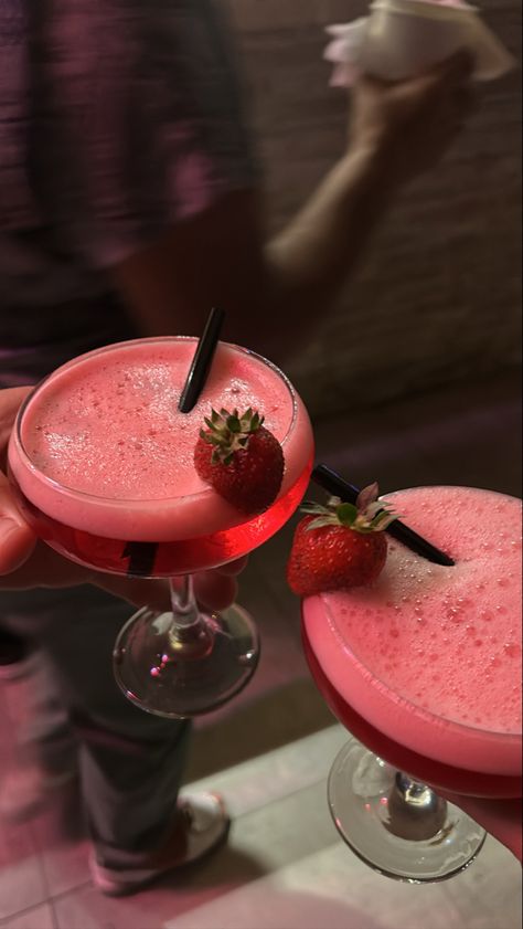 Cute Cocktails Aesthetic, Homemade Cocktails Aesthetic, Cocktails Aesthetic, Cocktail Aesthetic, Pretty Alcoholic Drinks, Birthday Cocktails, Pretty Cocktails, Spirit Drink, Homemade Cocktails