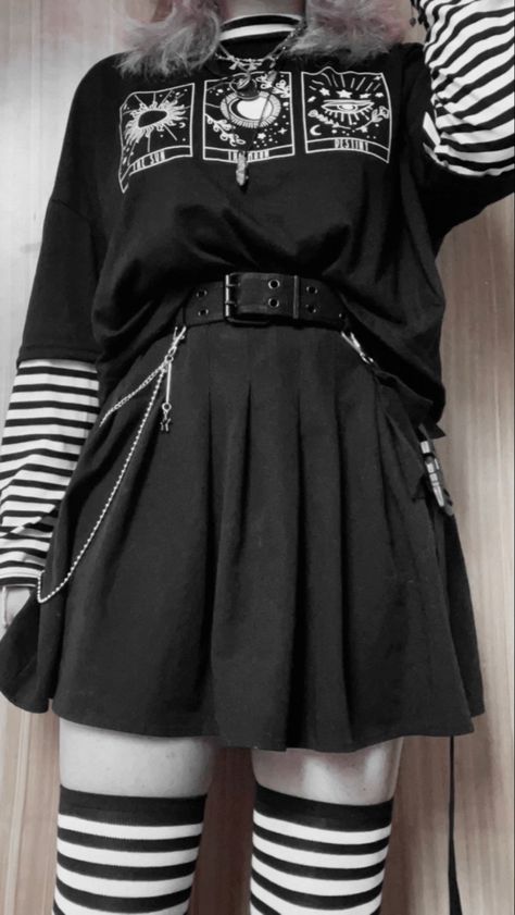 Alt Egirl Outfits, Egirl Astethic, Black And White Emo Outfits, Egirl Aesthetic Outfits For School Skirt, Black Egirl Outfits, Black And White Clothes Aesthetic, Aesthetic Clothes Emo, Egirl Looks Style, Preppy Goth Outfits