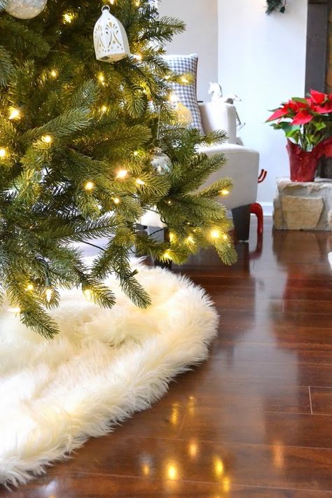 Bungalow Christmas, Fur Tree Skirt, Diy Christmas Tree Skirt, Faux Fur Tree Skirt, Christmas Tree Skirts Patterns, Tree Skirt Pattern, Fur Tree, Hygge Christmas, Fur Decor