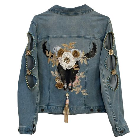 (H-219) Brand New Handmade Embellished Denim Jacket Size L Denim Jacket With Cut-Out Sleeves Surrounded With Light Blue Stones And Gold Flowers 3d Silk Flowers Adorn The Back Of The Jacket Along With A Background With A Bull. Fabulous Jacket For A Night On The Town In Nashville, Tn. Be The Envy Of All The Ladies In The Bars! All Measurements Are Approximate. Please See Photos. Please Remember That Colors Vary Sometimes Due To Lighting Conditions And Can Look Different Depending On Your Screen (W Denim Diy Clothes, Cut Out Jeans, Upcycled Denim Jacket, Diy Denim Jacket, Flowers 3d, Embellished Denim Jacket, Blue Jeans Crafts, Denim Art, Diy Jacket