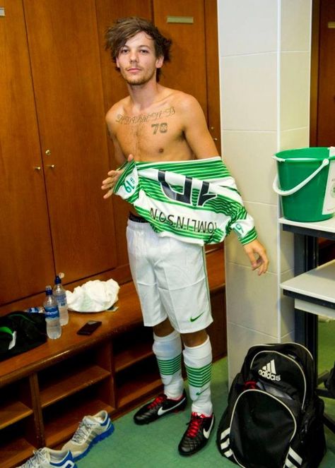 Louis plays soccer, how can you two not love him now? @Saige Obray @Hailey Phillips Eubanks Four One Direction, One Direction Louis Tomlinson, Doncaster Rovers, Waterloo Road, Gambar One Direction, One Direction Facts, One Direction Louis, Louis And Harry, One Direction Pictures