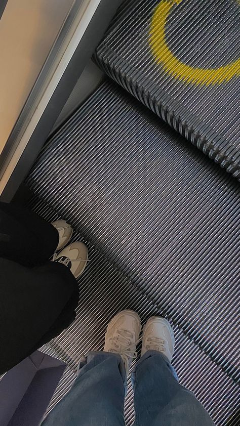 Escalator Pics Aesthetic, Random Asethic Pictures, Aesthetic Mall Pic Ideas, Mall Escalator Aesthetic, Friendship Asethic, Mall Aesthetic Pics, Mall Date Aesthetic, Dump Pictures Aesthetic, Hangout Pics