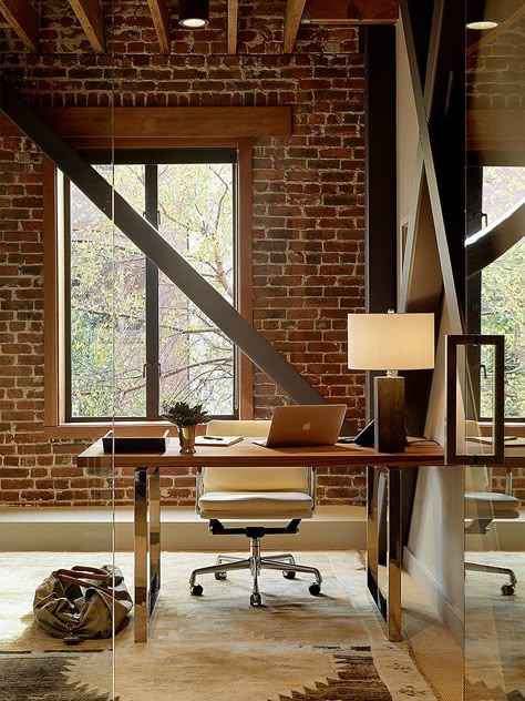 Exposed brick wall backdrop is perfect for the industrial home office [Design: Palmer Weiss Interior Design] Industrial Home Office Design, Industrial Home Office, Apartment Livingroom, Modern Brick House, Brick House Designs, Industrial Home Offices, Office Closet, Closet Laundry, Industrial Office Design