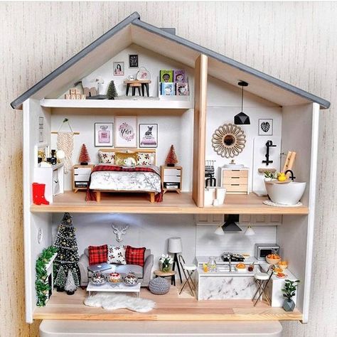 IKEA's Flisat dollhouse is the perfect accessory to add to a nursery or playroom. See how customizable it can be! Ikea Kallax Dollhouse Hack, Dolls Houses Ideas, Doll House Layout, Ikea Dollhouse Furniture, Ikea Barbie House, Flisat Ikea Dollhouse, Ikea Doll House Makeover, Ikea Flisat Dollhouse Hack, Magnolia Dollhouse Makeover