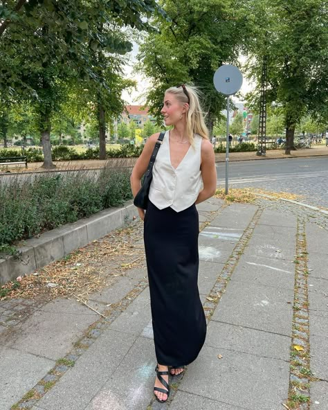 Black Long Skirt Outfit, White Vest Outfit, Black Maxi Skirt Outfit, Black Satin Skirt, Satin Skirt Outfit, Spring Skirt Outfits, Skirt Outfit Summer, Black Skirt Outfits, Long Skirt Outfits