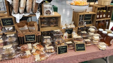 Biscuit Display Ideas, Farmers Market Cookie Display, Farmers Market Bread Display, Bake Sale Displays Table, Bakery Vendor Booth Display Ideas, Farmers Market Table Display, Bread Stand, Bake Sale Displays, Bakery Stand