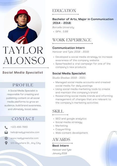 Social Media Specialist Portfolio, Marketing Specialist Aesthetic, Social Media Manager Resume, Resume Inspiration, First Job Resume, Good Cv, Cv Inspiration, Social Media Specialist, Graphic Design Cv