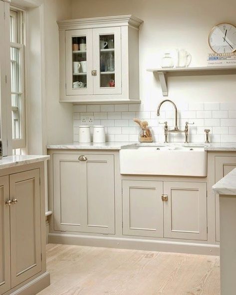 Light Beige Kitchen: apron sink, bin pulls, bridge style faucet & open shelf | #kitchen #kitchendesign #kitchendecor #farmhousekitchen #farmhousesink #apronsink #ceramicsink #farmhousefaucet #bridgefaucet #subwaytiles Classic Traditional Kitchen, Popular Kitchen Colors, Beige Kitchen Cabinets, Taupe Kitchen, Kitchen Cabinet Color Ideas, Devol Kitchens, Beige Kitchen, Kitchen Colour Schemes, Pretty Kitchen