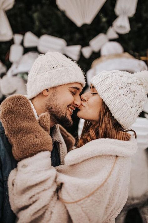 Looking for the best winter couple photoshoot ideas? Check this post for the best photoshoot tips on how to take perfect winter couple photos including photoshoot outfits, poses and ideas to copy directly. And you also can find cute winter couple goals to add to your list. Couple Cristhmas Photoshoot, Christmas Photoshoot Ideas Couples, Christmas Photo Ideas For Couples, Cold Weather Photoshoot, Winter Love Couple, Couple Winter Photoshoot, Christmas Photoshoot Ideas For Couples, Couple Photoshoot Winter, Couples Winter Photoshoot