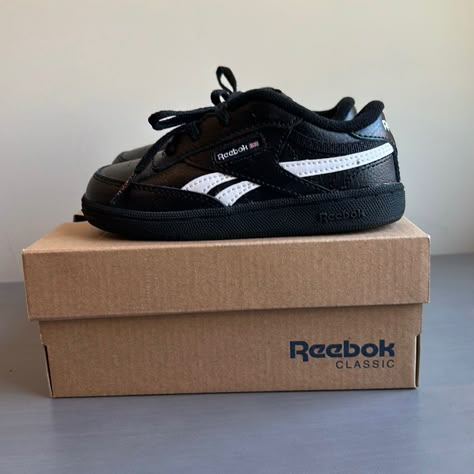 Brand New, Never Worn! Kids Reebok Classic Tennis Sneakers Size 8 Black Leather With White Detail Black Shoes Streetwear, Black Reebok Shoes Outfit, Acubi Shoes, Rebock Shoe, Black And White Reebok Shoes, Reebok Shoes Kids, Reebok Black, Black Sneakers Outfit, Reebok Classic Leather Sneakers