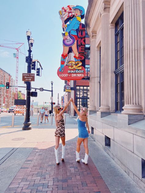 Tennessee Vacation Pictures, Nashville Insta Pics, Preppy Nashville Outfits, Nashville Girls Trip Aesthetic, Nashville Instagram Pictures, Nashville Photo Ideas, Nashville Poses, Nashville Instagram Captions, Nashville Birthday Outfit