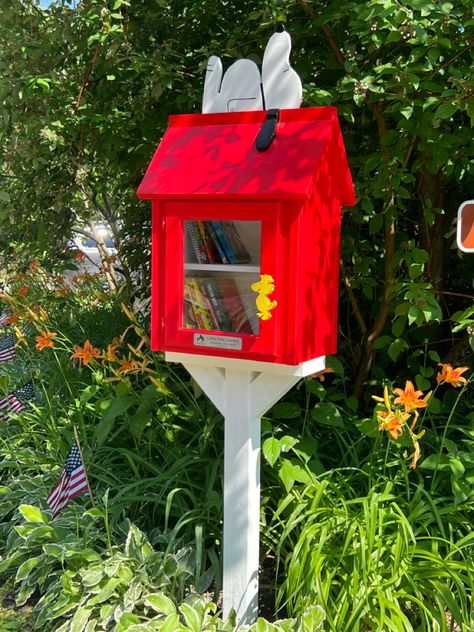 Outside Library Ideas, Little Library Ideas, Little Free Library Plans, Free Pantry, Library Plan, Snoopy Stuff, Bird Houses Ideas Diy, Lending Library, Kids Literacy