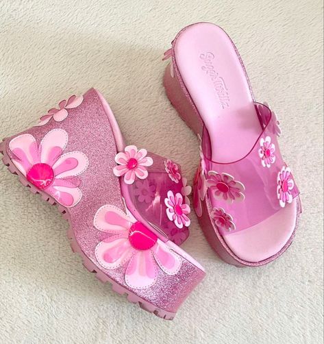 Dr Shoes, Cute Shoes Heels, Funky Shoes, Girly Shoes, Shoe Inspo, Aesthetic Shoes, Swag Shoes, Mode Inspo, Pink Shoes