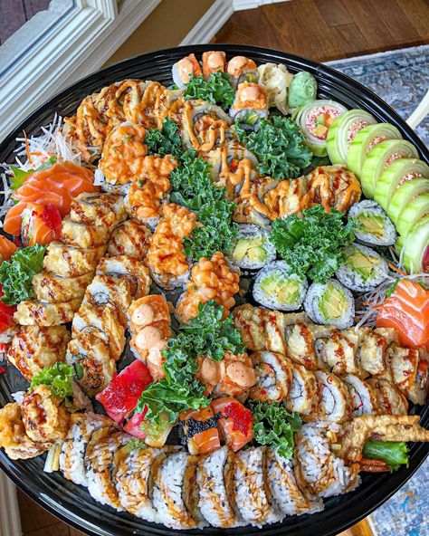 Sushi Recipes Homemade, Extreme Food, Sushi Recipes, Yummy Comfort Food, Food Goals, Food Platters, Food Obsession, Cafe Food, From Instagram