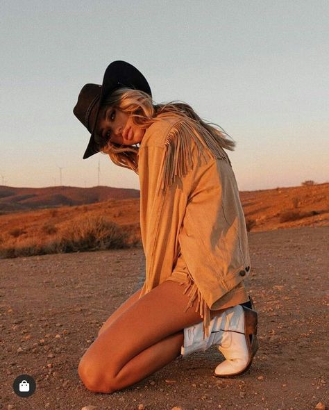 Desert Photoshoot Ideas, Western Photo Shoots, Cowgirl Photoshoot, Western Photoshoot, Desert Photoshoot, Western Photo, Western Photography, Looks Country, Cowgirl Aesthetic