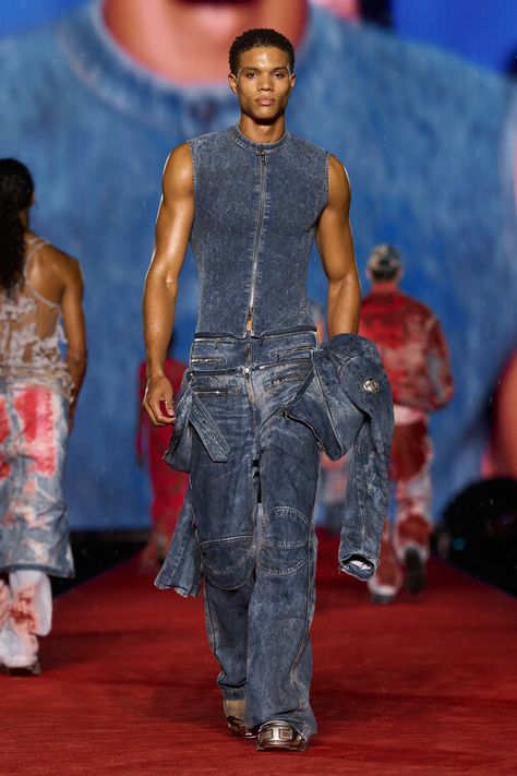 Diesel - Spring 2024 Ready-to-Wear https://www.vogue.com/fashion-shows/spring-2024-ready-to-wear/diesel/slideshow/collection#12 Diesel Fashion, Denim Outfit Men, Diesel Denim, Moda Jeans, Jean Straight, Mens Straight Jeans, Fashion 2024, Look Vintage, Fashion Logo