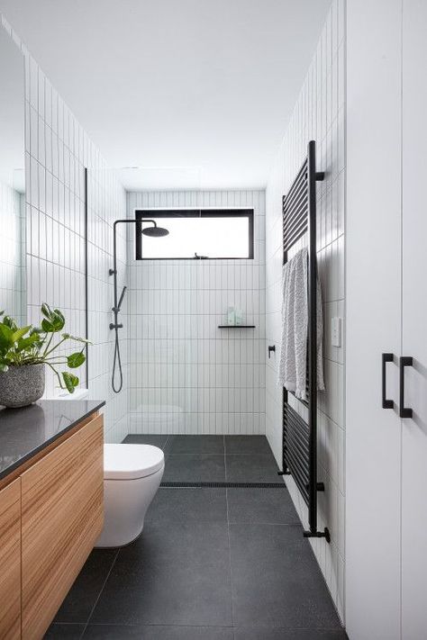 Black Bathroom Floor, White Shower Tile, Black Tile Bathrooms, Bilik Air, Shower Wall Tile, White Bathroom Tiles, Bathroom Redesign, Hus Inspiration, Small Bathroom Design