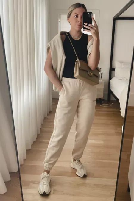 Light Joggers Outfit, Beige Sport Outfit, Cashmere Joggers Outfit, Linen Joggers Outfit Summer, Jogging Pants Outfit Women, Cream Sweat Pants Outfits, Beige Sweats Outfit, Tan Joggers Outfit, Cream Joggers Outfit Women