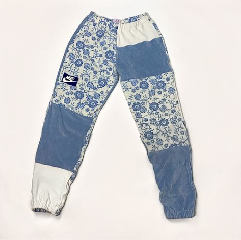 Reworked Clothes Ideas, Patchwork Clothes Fashion, Reworked Sweatpants, Reworked Clothes Diy, Rework Clothes, Sustainable Fashion Upcycling, Patchwork Sweatpants, Thrift Flip Clothes, Fashion Thrift