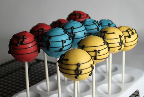 I am ADORING these Musical Cake Pops my pal Melissa aka Lil Miss Cakes made! Music Cake Pops, Birthday Music Theme, Guitar Birthday Party, Music Birthday Party Theme, Cake Pops Ideas, Musical Birthday Party, Music Note Cake, Musical Cake, Music Themed Cakes