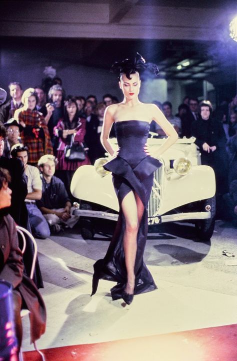 John Galliano Spring 1995 Ready-to-Wear Fashion Show - Shalom Harlow Christian Dior Couture Vintage, Galliano Dior, Vintage Fashion 1950s, 90s Runway Fashion, 90s Supermodels, Fashion 1950s, Christian Dior Couture, Couture Mode, On The Red Carpet