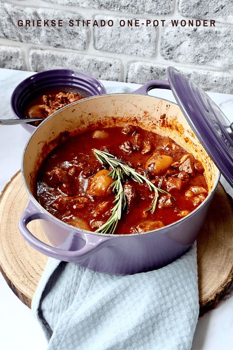 Dit traditionele Griekse gerecht, Stifado, is een heerlijk eenpansgerecht vol kruidige smaken en mals vlees. Probeer het nu Stifado Recept, One Pot Wonders, One Pot