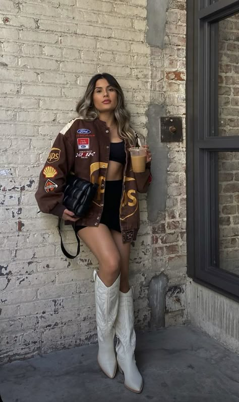 Trap Outfit Girl Concert, Drake Concert Outfit Ideas Plus Size, Travis Scott Outfits Ideas Women, Travis Concert Outfit, Dean Lewis Concert Outfit, Trap Concert Outfit Ideas, Drake Outfit Concert, Bad Bunny Concert Outfit 2024, Travis Scott Concert Outfit Ideas