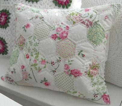 Shabby Chic Hexagon Pillow Hexagon Pillow, Hexagon Patchwork, Hexie Quilt, English Paper Piecing Quilts, Pillow Ideas, Patchwork Cushion, Pretty Pillow, Patchwork Pillow, Hexagon Quilt