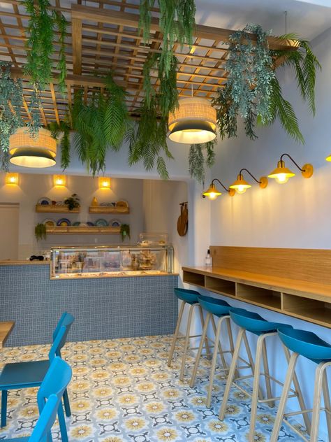 Restaurant Small Design, Creative Cafe Ideas, Cafe Wall Ideas, Small Cafe Shop Design, Food Shop Interior Design, Tiny Restaurant Design, Ideas Para Restaurantes Decoracion, Small Cafe Design Interiors, Mini Cafe Design Interiors