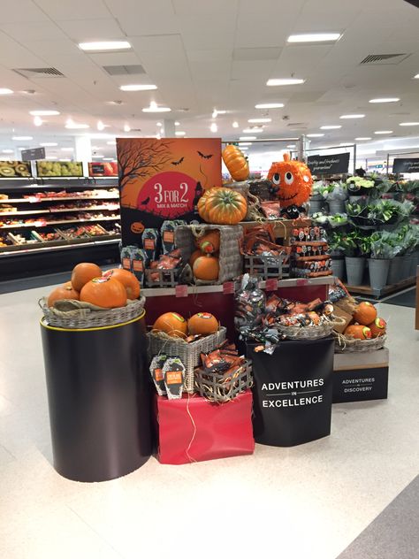 How Waitrose tackle Halloween. Simple display. Great new product called "munchkin" baby pumpkins for £1. #halloweendisplay Halloween Store Display, Produce Displays, Supermarket Display, Pumpkin Display, Halloween Store, Halloween Baking, Wood Pumpkins, Autumn Display, Halloween Displays