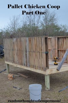 How To Make A Chicken Coop Out Of Pallets, Palate Chicken Coop, Palette Chicken Coop Diy, Skid Chicken Coop, Chicken Pen Out Of Pallets, Chicken Coop Ideas Pallet, Pallets Chicken Coop, Pellet Chicken Coop, Chicken Coop With Pallets Diy