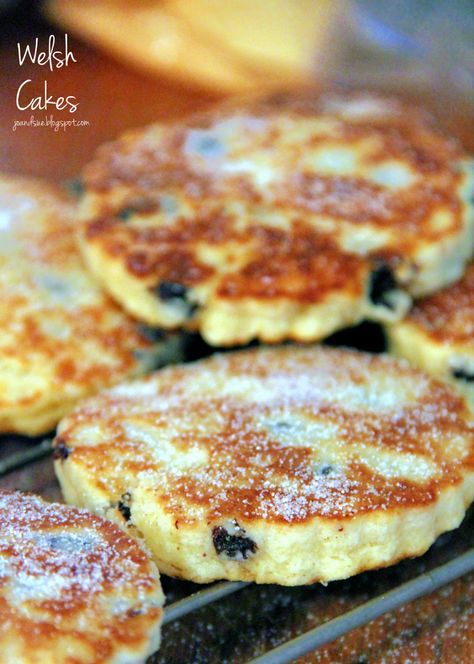 Jo and Sue: Welsh Cakes Welsh Cakes Recipe, Welsh Food, Welsh Cakes, Welsh Recipes, British Foods, Scottish Food, English Recipes, Scottish Recipes, British Recipes