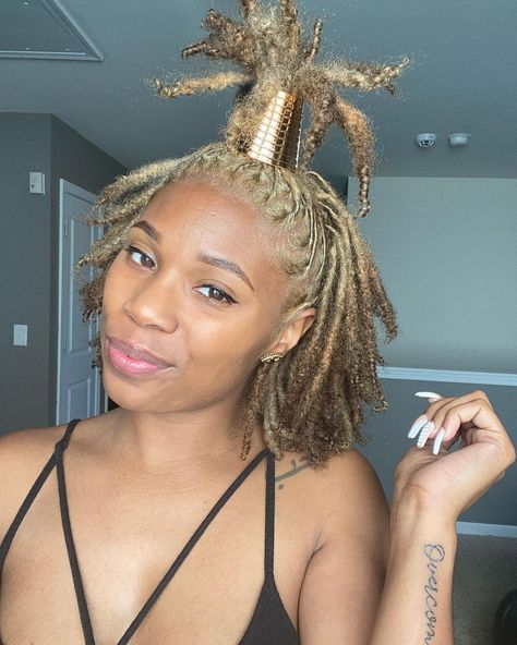 KiKi on Instagram: “🚨NEW COLOR ALERT🚨 And it ain’t hair wax this time lol ➡️ Swipe for the before color ✨ Phase 1 of my transformation into an Ashe Blonde…” Blond Locs, Blue Locs, Blonde Locs, Colored Locs, Hair Movement, Natural Hair Movement, Beautiful Locs, Beautiful Dreadlocks, Short Locs Hairstyles