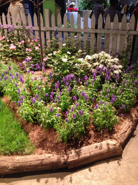 Inspiration for garden border - using old logs Garden With Wood Border, Wood Log Garden Edging, Old Logs In Garden, Log Flower Bed Edging, Log Border Garden, Log Border Edging, Natural Garden Borders, Driftwood Garden Border, Log Garden Border