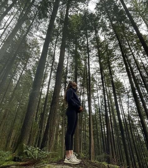 Forest Selfie Ideas, Hiking Outfits Summer, Trail Outfits, Walking Outfit, Outfit Outdoor, Outdoor Outfits, Cute Hiking Outfit, Hiking Outfits, Insta Inspiration