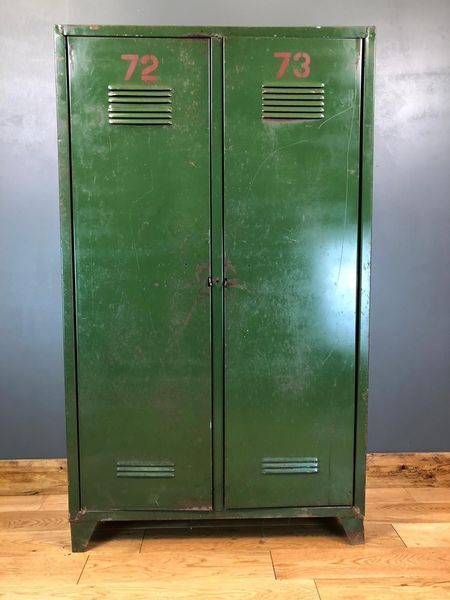 old indastrial locker Old Lockers, Locker Bedroom, Tactical Camping, Vintage Lockers, Hangout Room, School Lockers, Metal Lockers, Cozy Room Decor, Bedroom Refresh