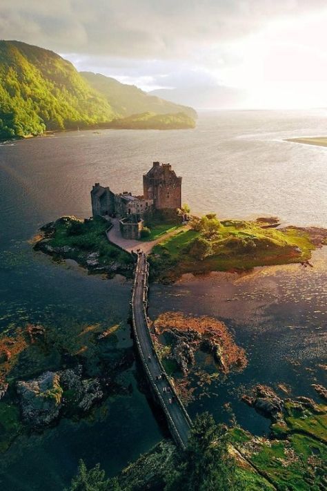 Beaux Arts Architecture, Uk Castles, Eilean Donan Castle, Scotland Landscape, Chateau Medieval, Eilean Donan, Castles In Scotland, Scotland Castles, Rpg Map