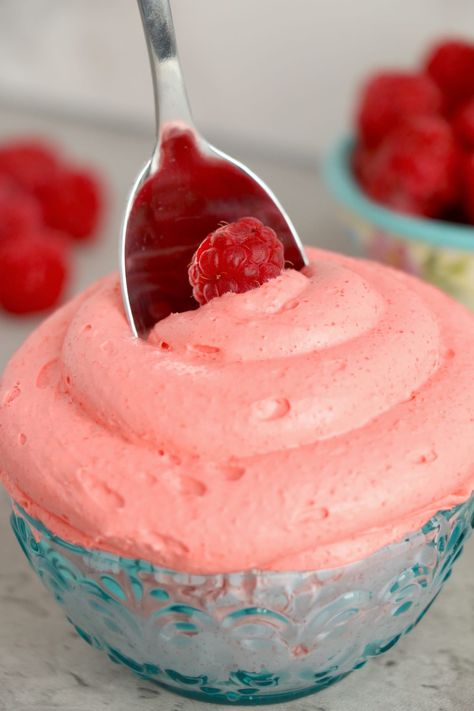 Raspberries And Cream, Lego Recipes, Raspberry Dip, Raspberry Fluff, Cream Desserts Recipes, Mousse Desserts, Fruit Whip, Raspberry Whipped Cream, Raspberry Whip