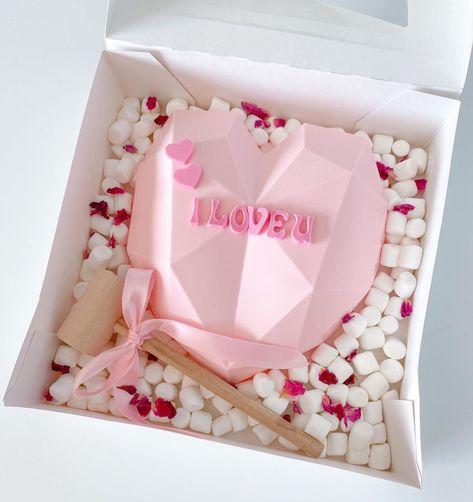 Valentine Desserts, Chocolate Covered Treats, Birthday Cakes For Women, Creative Birthday Cakes, Cakes For Women, Chocolate Hearts, Valentines Day Treats, Chocolate Covered Strawberries, Chocolate Covered