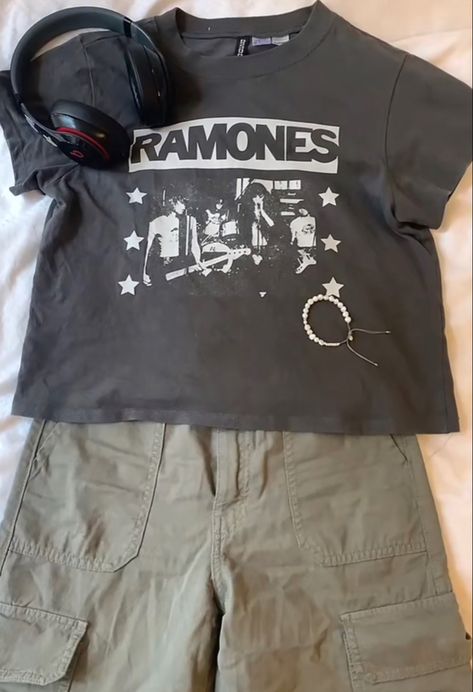 Ramones Tshirt Outfits, Black Radio Silence Top Outfit, Downtown T Shirt, Ramones Shirt Outfit, Downtown Girl Capsule Wardrobe, Downtown Asthetics Outfit, Downtown Girl Outfits For School, Band Tee Aesthetic Outfit, Short Girl Outfits Aesthetic