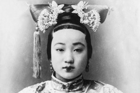 What women’s hairstyles said about China’s Qing dynasty, reflecting the confidence of the era | South China Morning Post Qing Dynasty Makeup, Qing Dynasty Hairstyles, Qing Dynasty Hair, Dynasty Hairstyles, Turandot Opera, Empress Dowager Cixi, Vogue Poses, Qing Dynasty Fashion, About China