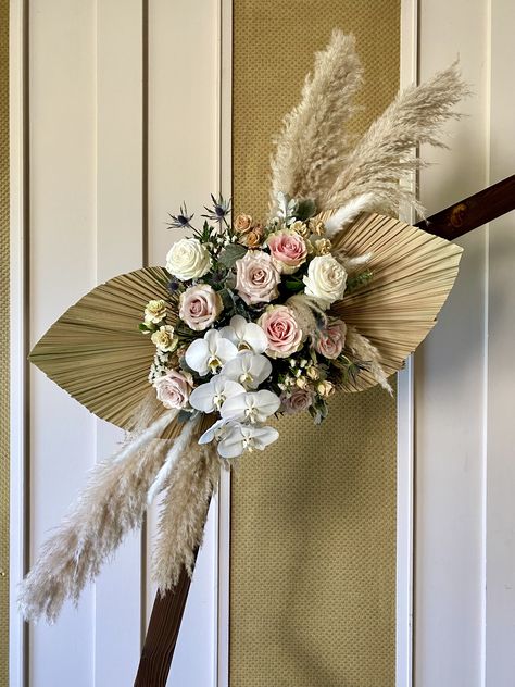 Boho tropical Altar Arrangement with dried palm leaves, pampas grass, roses and orchids. Tropical Altar, Tropical Wedding Arch, Fake Flower Arrangements Diy, Boho Tropical Wedding, Mirror Flowers, Arch Arrangement, Rustic Wedding Showers, Fake Flower Arrangements, Boho Tropical